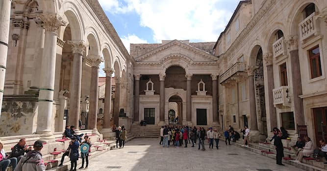 Культура Вопрос: Где находится изображённый на фото дворец Диоклетиана, являющийся объектом Всемирного наследия ЮНЕСКО?