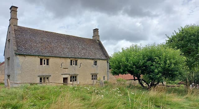 History Trivia Question: Who grew up at Woolsthorpe Manor in Lincolnshire, England, during the 17th century?