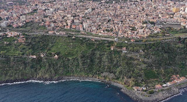 Geografia Domande: Acireale è un comune situato in quale paese?