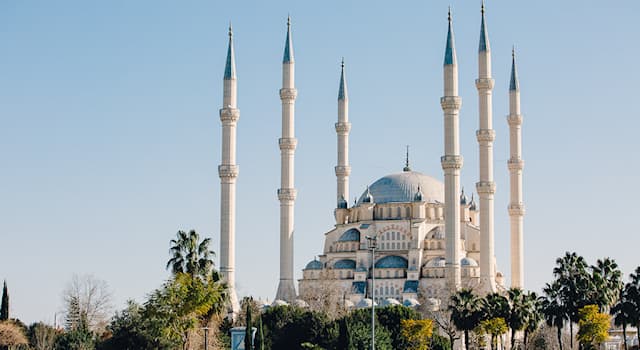 Geografía Pregunta Trivia: ¿En qué ciudad de Turquía fue construida la Mezquita Central de Sabanci?