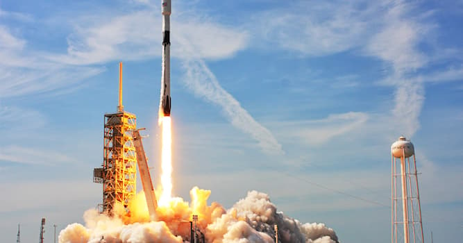 Science Question: Quelle entreprise spatiale privée est à l'origine de la fusée Falcon 9 ?
