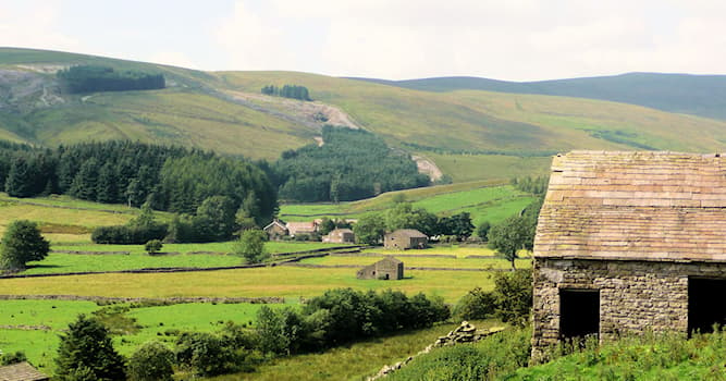 Geography Trivia Question: Which Yorkshire dale lies between Swaledale to its north and Bishopdale to its south?