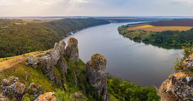 Géographie Question: Dans quel pays le fleuve Dniestr prend-il sa source ?