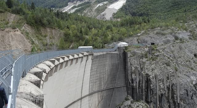 Géographie Question: Dans quel pays se trouve le barrage désaffecté du Vajont ?