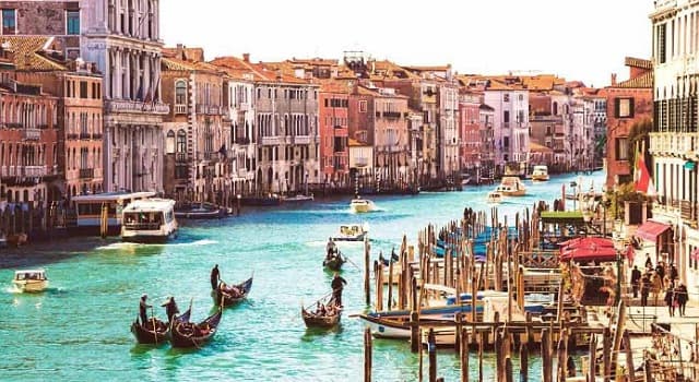 Culture Question: La biennale de Venise est une fondation italienne qui fut créée en quelle année ?