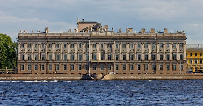Culture Question: Le palais de Marbre ou palais Constantin se trouve dans quelle ville russe ?