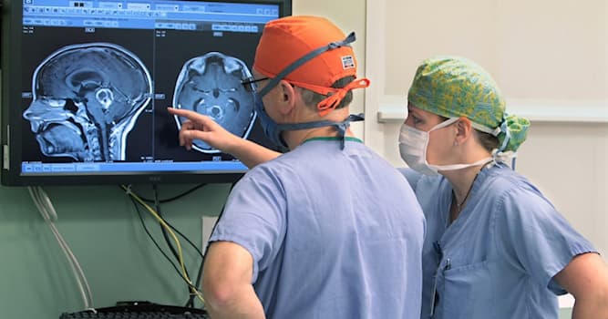 nauka Pytanie-Ciekawostka: Która specjalizacja chirurgiczna zajmuje się operacjami mózgu?