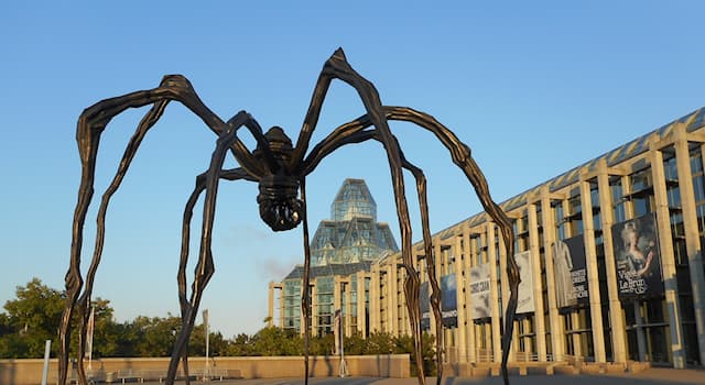 Cultura Pregunta Trivia: ¿Qué tiene la araña gigante "Mamá", escultura del Guggenheim de Bilbao?
