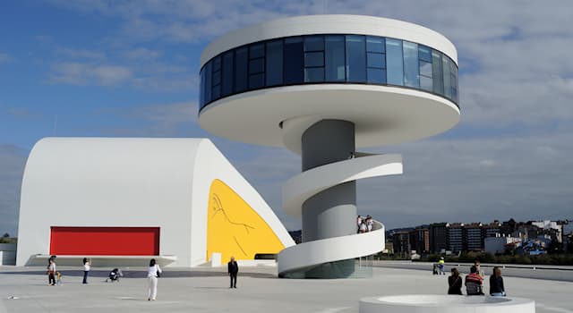 Société Question: Quel architecte a conçu les principaux bâtiments de Brasilia, la capitale du Brésil ?