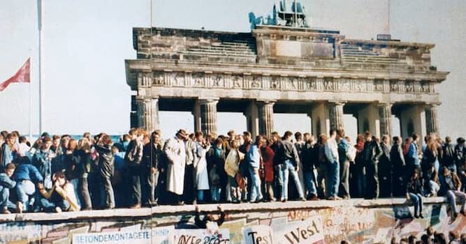 Histoire Question: Qui dirigeait le gouvernement ouest-allemand lors de la Chute du mur de Berlin en 1989 ?