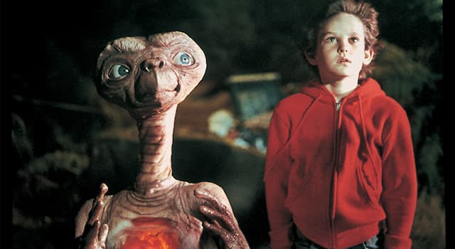 Filmy Pytanie-Ciekawostka: Jak ma na imię chłopiec, który zaprzyjaźnia się z głównym bohaterem filmu „E.T.”?