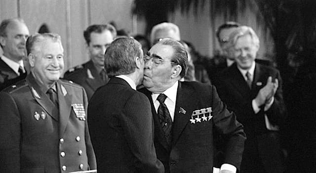 Historia Pregunta Trivia: ¿A quién sucedió Leonid Brézhnev como máximo dirigente de la Unión Soviética?