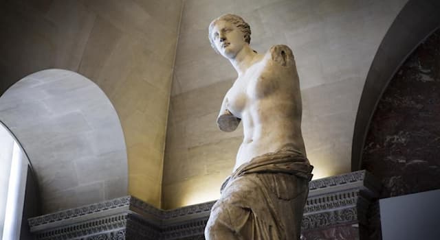 Cultura Pregunta Trivia: ¿Cuál de las siguientes afirmaciones sobre la aparición de la Venus de Milo es cierta?
