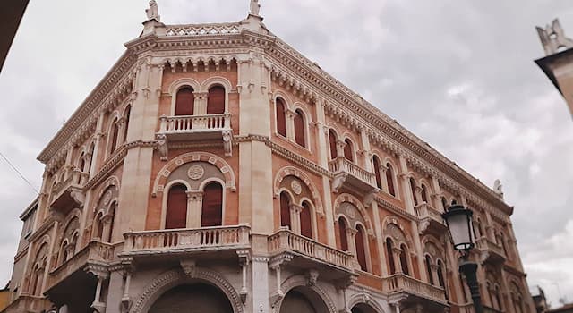 Aardrijkskunde Trivia Vraag: Waar bevindt zich het Palazzo delle Debite?