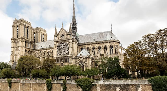 Cultuur Trivia Vraag: In welke Franse stad bevindt zich de Notre-Damekathedraal op de foto?