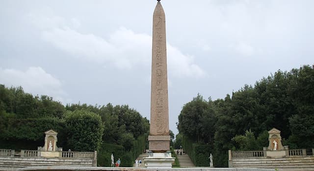 Cultuur Trivia Vraag: In welke Italiaanse stad staat de Boboli-obelisk op de foto?