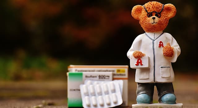 Société Question: Comment appelle-t-on un spécialiste chargé de la gestion et de la préparation des médicaments ?