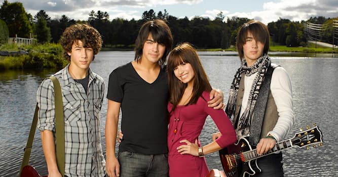 Кино Вопрос: В каком фильме снималась Деми Ловато в качестве главной героини?