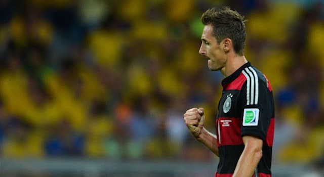 Sport Trivia Vraag: In welke sport werd de Duitse atleet Miroslav Klose beroemd?