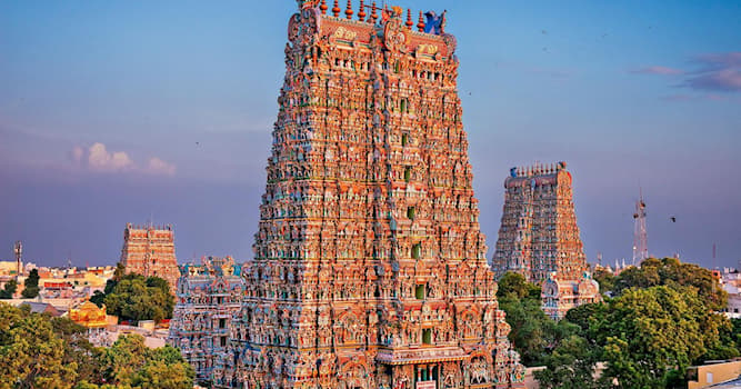 Culture Question: Combien de statues se trouvent dans le temple de Meenakshi Amman ?