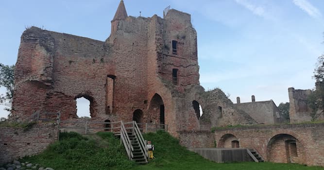 Geschiedenis Trivia Vraag: Welke kasteelruïne in Noord-Holland staat er op de foto?