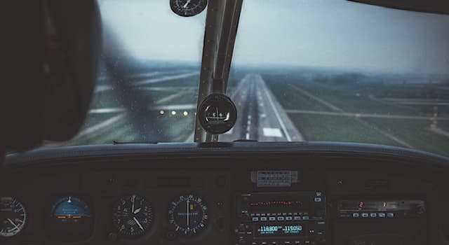 Société Question: A quel âge peut-on piloter seul un avion ?