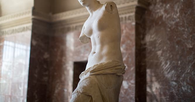 Culture Question: Dans quelle matériaux la Vénus de Milo exposée au Louvre a-t-elle été sculptée ?