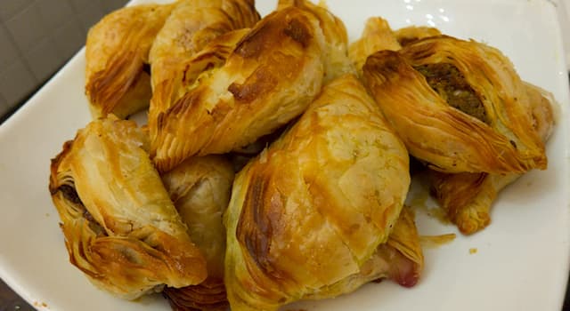 Culture Question: Le pastizz spécialité culinaire maltaise est farci avec quel ingrédient ?
