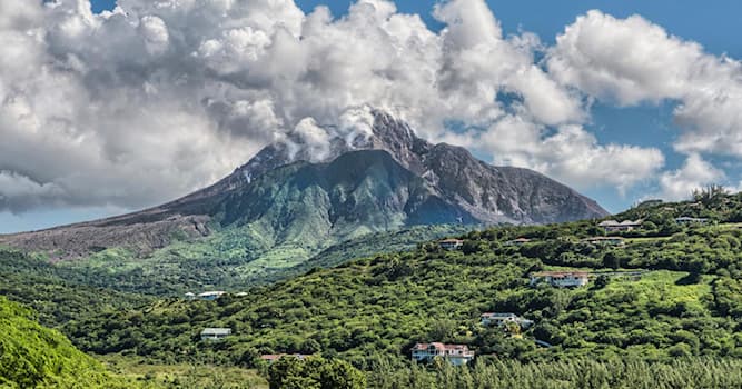 Geografia Pytanie-Ciekawostka: Stolica którego państwa została doszczętnie zniszczona przez erupcje wulkanu?