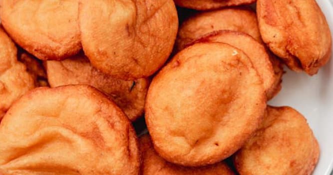 Cultuur Trivia Vraag: Wat is de naam van het West-Afrikaanse gerecht op de afbeelding?