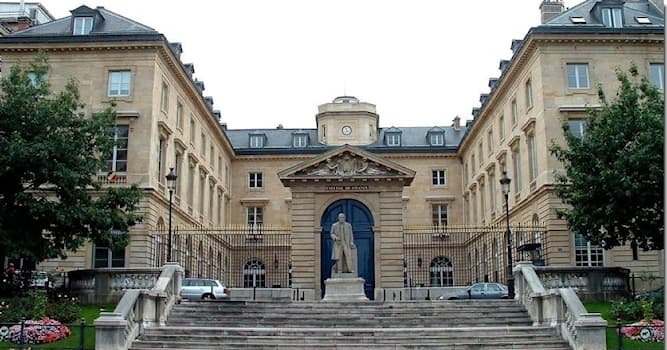 Histoire Question: Au Collège de France, qui était titulaire de la chaire des Antiquités nationales de 1984 à 2010 ?