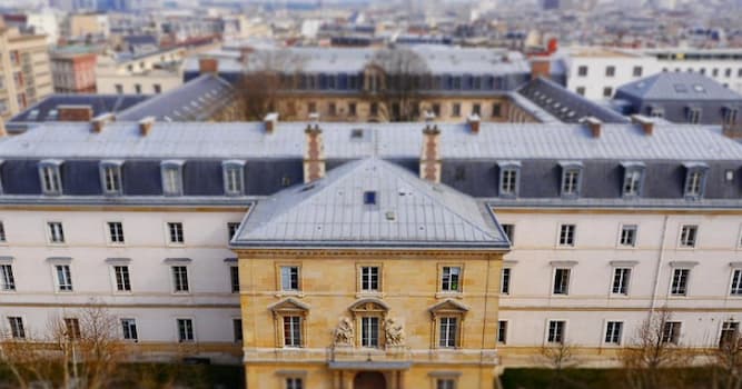 Société Question: Comment est aussi appelée l'École normale supérieure de Paris ?