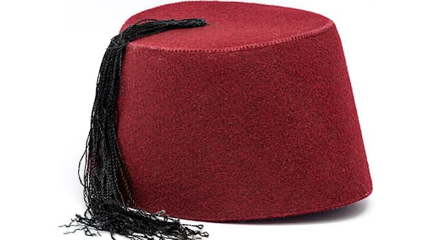 Société Question: Comment s’appelle ce couvre-chef masculin en feutre, souvent rouge, en forme de cône tronqué ?