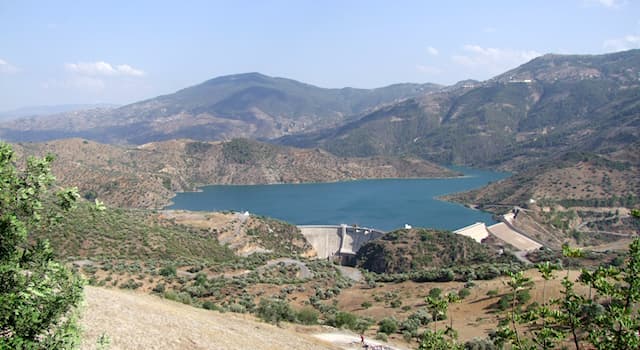Géographie Question: Dans quel pays se trouve le barrage de Tichy-haf ?