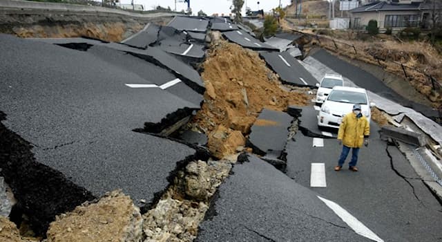 Geografia Domande: I terremoti sono solitamente causati dal movimento di quali strutture geologiche?