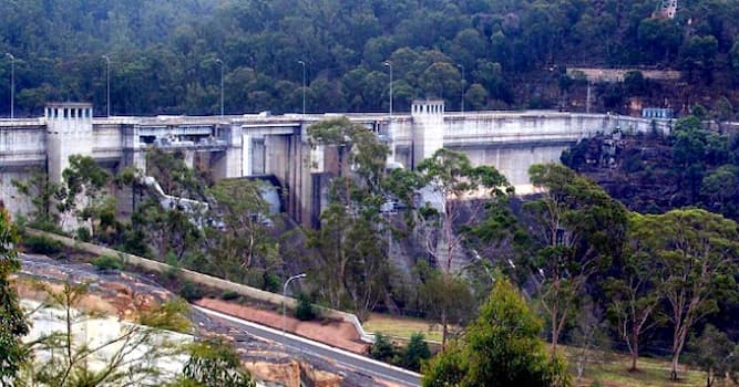 Société Question: En quelle année la construction du barrage de Warragamba, en Australie, a-t-elle commencé ?