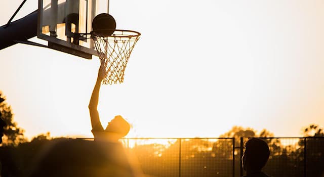 sport Pytanie-Ciekawostka: Który koszykarz zagrał siebie w filmie "Kosmiczny mecz"?