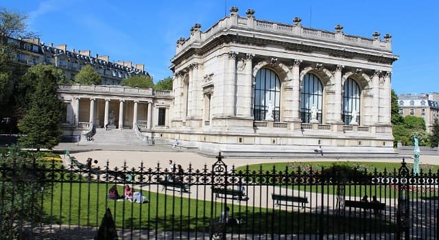 Culture Question: Le palais Galliera, musée de la Mode de la ville de Paris, a été inauguré en quelle année ?