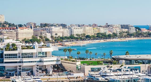 Géographie Question: Quelle ville de la côte d’Azur est connue pour sa Croisette bordée de palaces ?