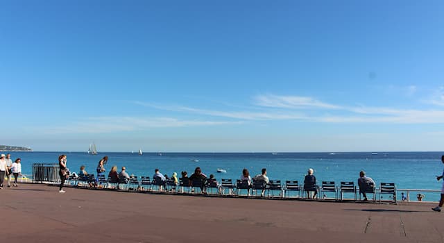 Culture Question: Qui a réalisé le design des chaises bleues de la promenade des Anglais à Nice ?