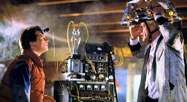 Películas Pregunta Trivia: ¿Cómo se llama la novia de Marty McFly en la película "Volver al futuro"?
