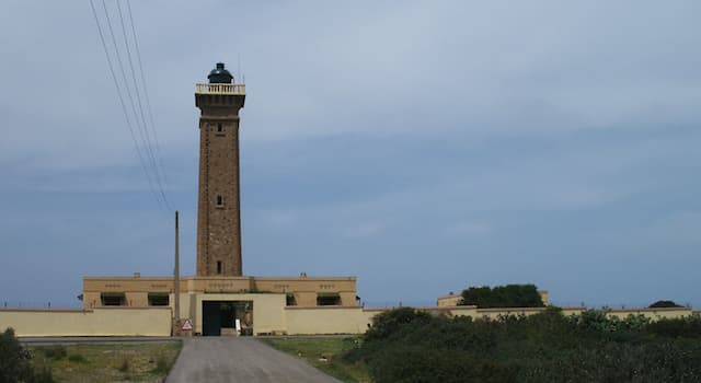 Géographie Question: Dans quel pays se trouve le phare de Colombi ?