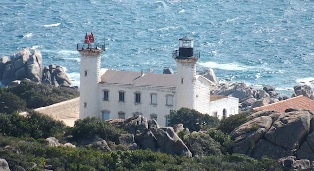 Géographie Question: Dans quel pays se trouve le phare de Senetosa ?