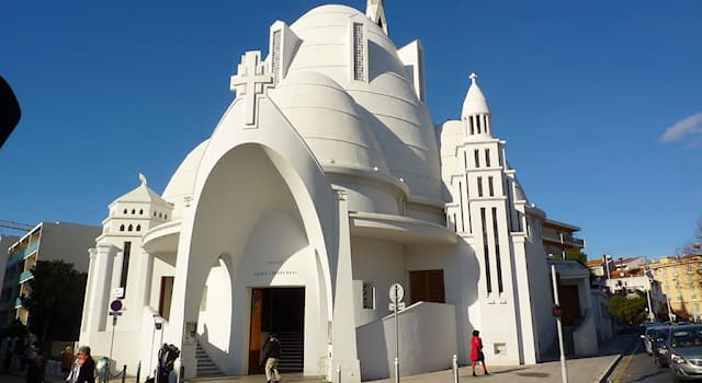 Culture Question: Dans quelle ville des Alpes-Maritimes peut-on admirer cette église réputée pour son architecture ?