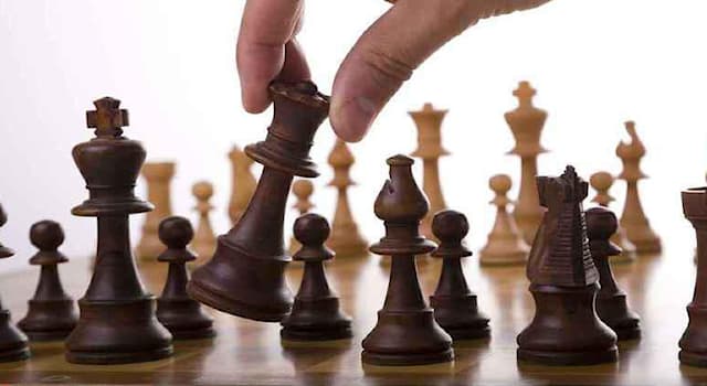 Société Question: Le jeu d'échecs oppose deux joueurs. Au départ combien de pièces possède chacun d'eux ?