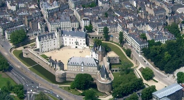 Géographie Question: Véritable forteresse, le château des ducs de Bretagne est situé dans quelle ville de Loire-Atlantique ?