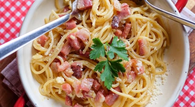 Kültür Trivia Sorusu: Hangi İtalyan makarna yemeği yumurta, pastırma ve peynir içerir?