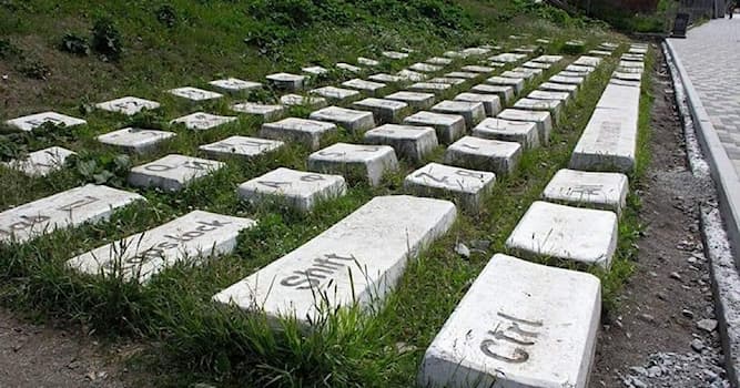 Sociedad Pregunta Trivia: ¿En qué país se construyó el “Monumento del teclado gigante” de computadora construido con bloques de cemento?