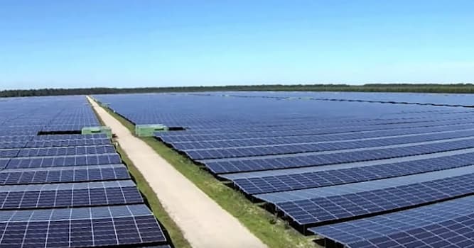Science Question: En quelle année la centrale solaire photovoltaïque de Cestas a-t-elle été inaugurée ?