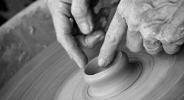 Società Domande: Qual è il nome del dispositivo utilizzato per la creazione delle ceramiche a partire dall'argilla grezza?
